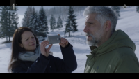 Taras Birsa (v nadaljevanki Jezero ga je igral Sebastijan Cavazza) v romanu Virus prvo truplo najde v sodu cvička.
Fotografija: RTV Slovenija