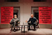 Slavoj Žižek in Janis Varufakis v Cukrarni na zaključku festivala Indigo.
Fotografija: Andrej Peunik/MGML