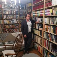 Jurij Hudolin v svoji knjižnici.
Fotografija: Ajda Vodlan