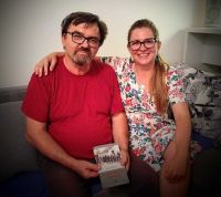 Nikola Šanta in njegova hčerka Irina, v rokah drži svojo knjigo.
Fotografija: Nikodem Szczygłowski