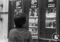 Reklamna vitrina na Wolfovi ulici je v času delovanja Kina Sloga z najavami erotičnih filmov privabljala poglede ljudi vseh starosti. Foto: Marjan Ciglič, 21. april 1976, hrani: Muzej novejše zgodovine Slovenije.