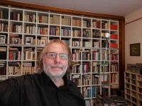 Vinko Möderndorfer pred domačo knjižnico.
Fotografija: osebni arhiv