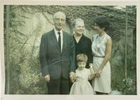 Avtorica romana Maršalinja Zora del Buono z mamo, dedkom in babico Zoro.
Fotografija: arhiv družine del Buono